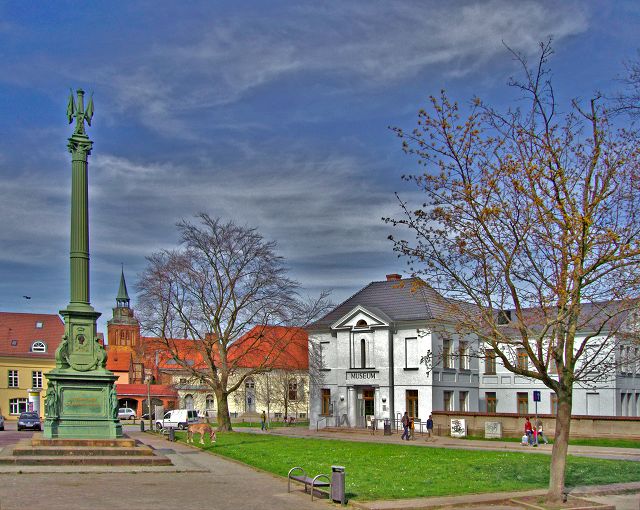 Güstrow in Mecklenburg-Vorpommern - Güstrower Franz-Parr-Platz mit Museum