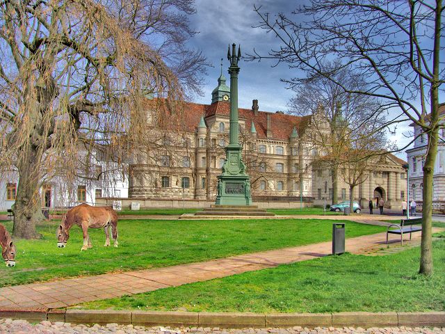 Güstrow in Mecklenburg-Vorpommern - Güstrower Franz-Parr-Platz mit Museum