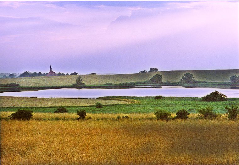 Feld und See - Landschaft in Mecklenburg-Vorpommern