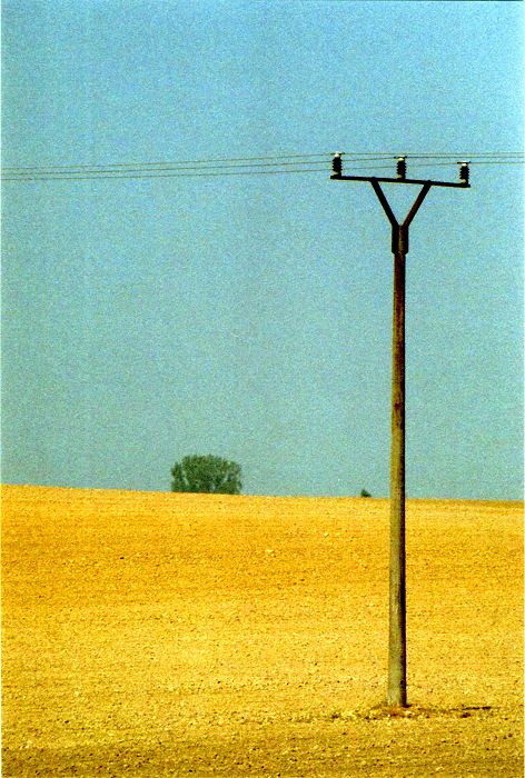 Acker mit Strommast in Mecklenburg Vorpommern