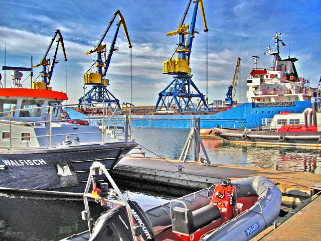 Hafen Wismar - Walfisch, Polizei, Laguna Kingstown - Wismar in Mecklenburg-Vorpommern - Alter Hafen