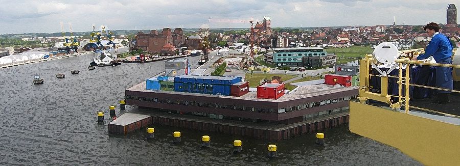 Cosco Melbourne nach der Taufe - Wismar in Mecklenburg-Vorpommern - Alter Hafen